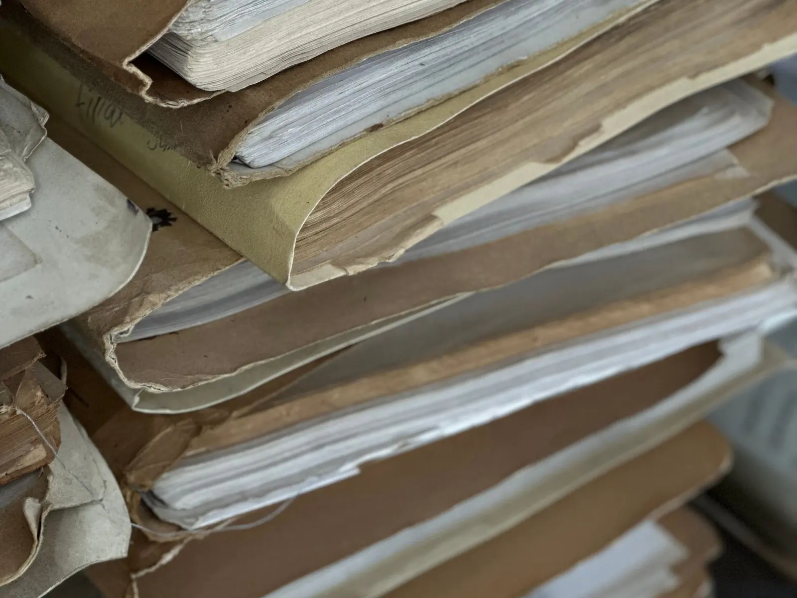 Carpetas de papel antiguas apiladas, gastadas por los años